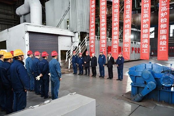 楊海峰到龍鋼公司安全履職時 勉勵全體干部職工要堅定信心 提升鐵前競爭力和成本控制能力 爭做行業標桿