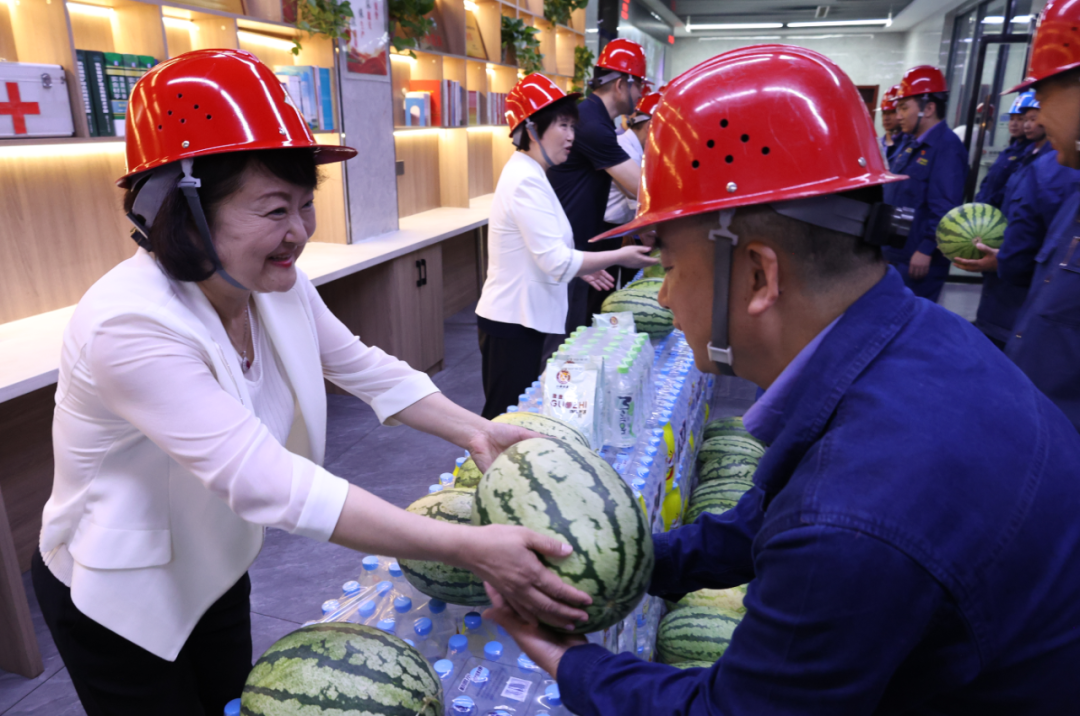 陜煤集團工會副主席楊永紅到漢鋼公司為一線干部職工“送清涼”并調研