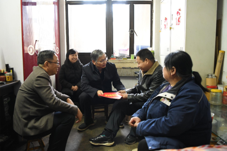 陜西省總工會(huì)黨組成員、副主席王占軍一行到陜鋼集團(tuán)龍鋼公司慰問調(diào)研